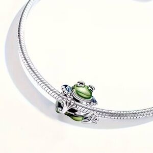Silver tone Frog Charm #098